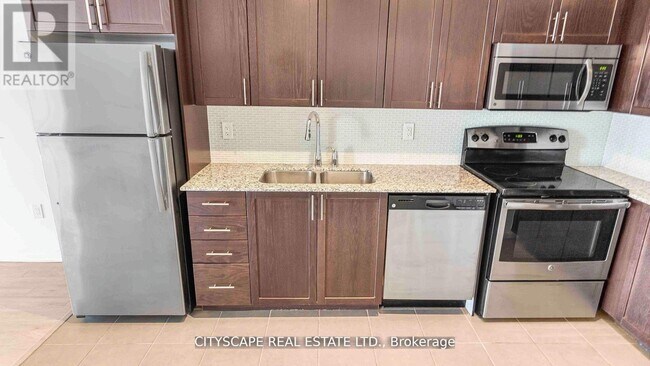 Photo du bâtiment - 830-1830 Lawrence Ave W