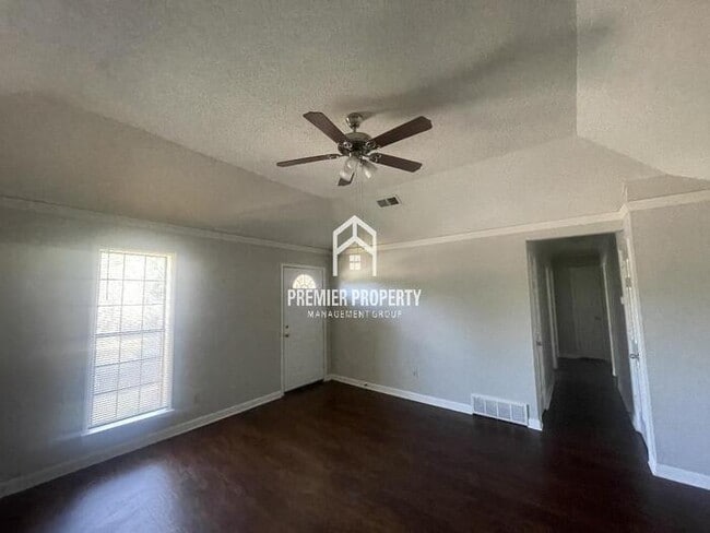 Building Photo - $300 OFF FIRST MONTHS RENT!