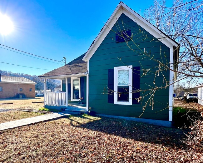 Building Photo - Adorable 2 Bedroom in the Heart of Rossville