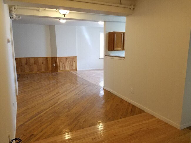 Foto del edificio - Incredibly Spacious 3 Bedroom / 3 Bathroom...