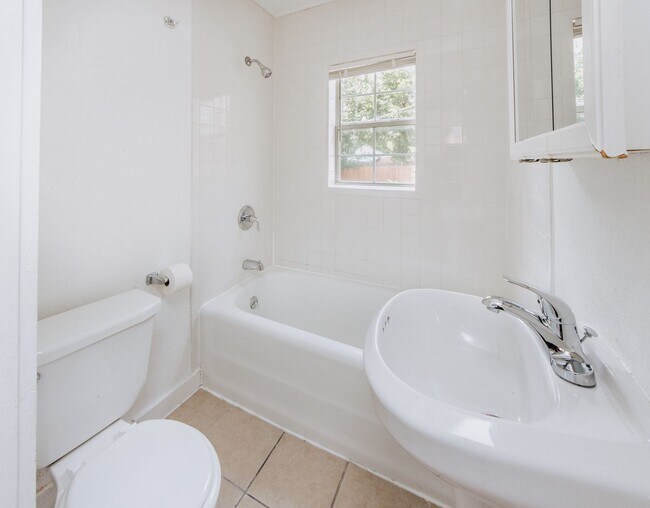 Building Photo - 2 Bedroom 1 bath- one month free with a 2 ...