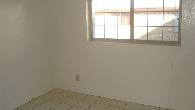 Building Photo - Northeast El Paso 4 Bed