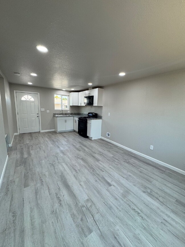 Building Photo - Now Available – Renovated 2 Bed / 1 Bath A...