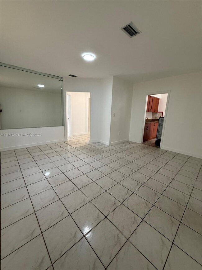 Foto del edificio - 1200 NE 128th St