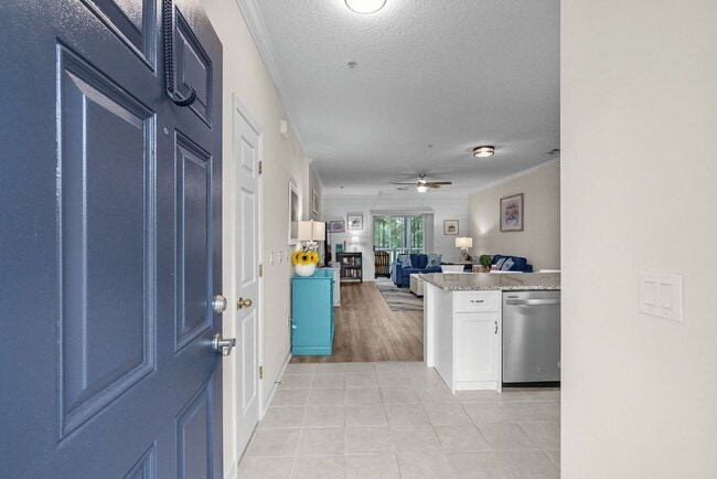 Foto del edificio - “Snowbird & Mid-Term Rental – 2BR Barefoot...
