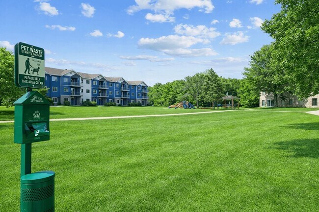 Foto del edificio - Champlin Drive & Elmcreek