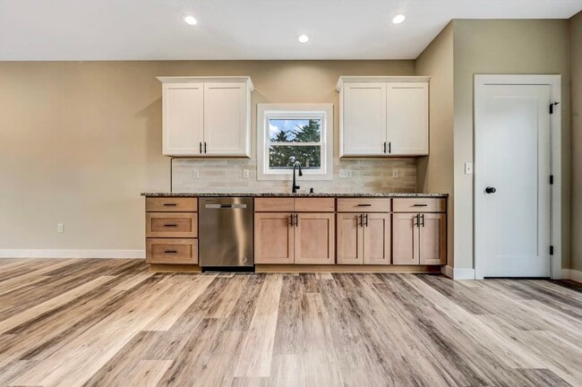 Building Photo - 702 E Elm St