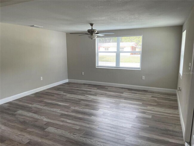 Building Photo - 2824 Meadow View Ave