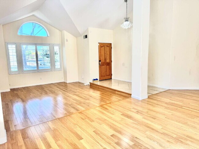 Building Photo - Bright 4 Bedroom San Jose Home With Tall Ceilings