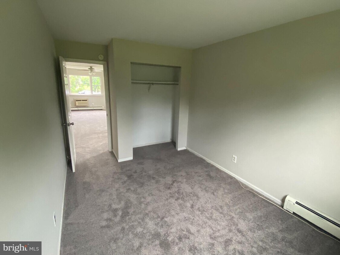 71 Thomas Rd, Aston, PA 19014 Room for Rent in Aston, PA