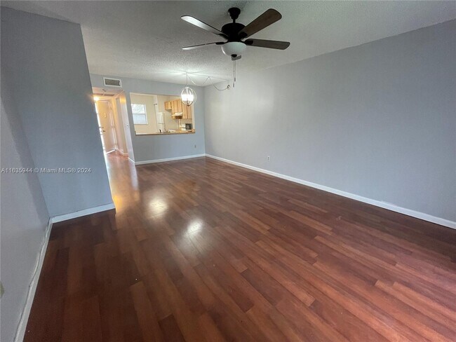 Foto del edificio - 925 NE 209th St