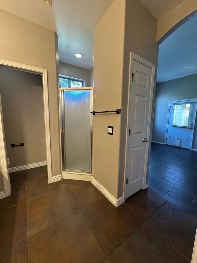 Building Photo - Super Sharp and Spacious 3 Bedroom 2 Bath ...