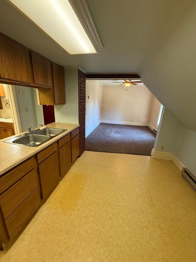 Building Photo - 104 Hall St