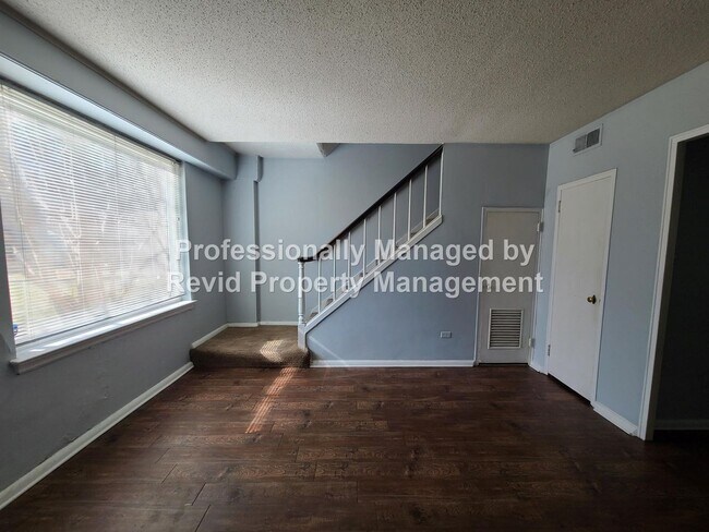 Building Photo - 2 Bedroom 1 Bath!