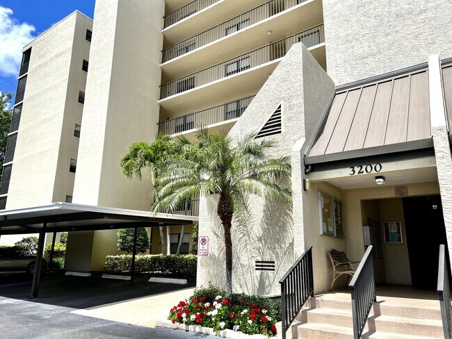Building Photo - 3200 Cove Cay Dr