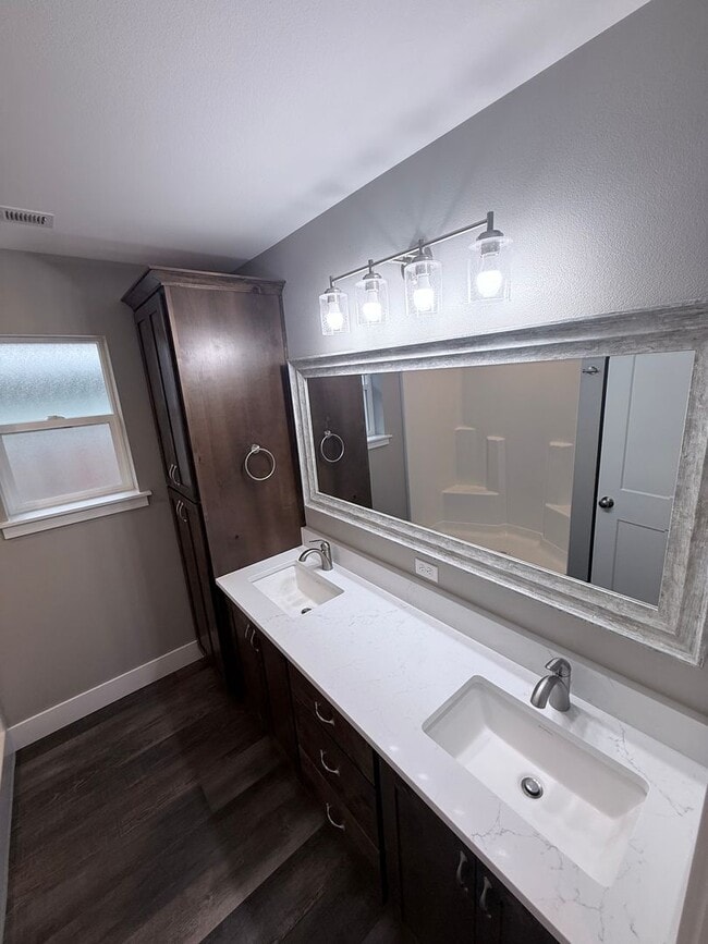Building Photo - 3 Bedroom 2 Bathroom in Mill City, OR.