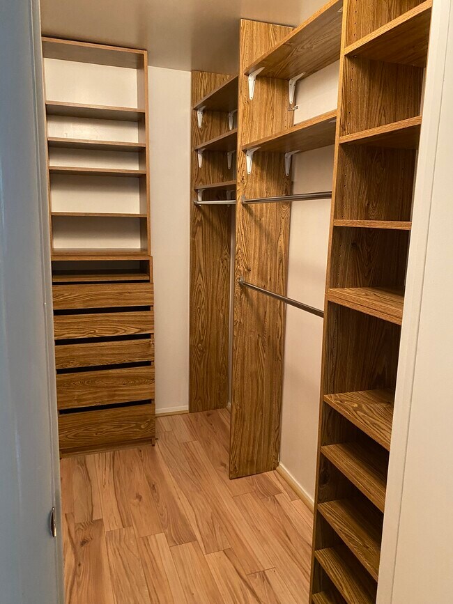 Walk in closet - 432 Girard St