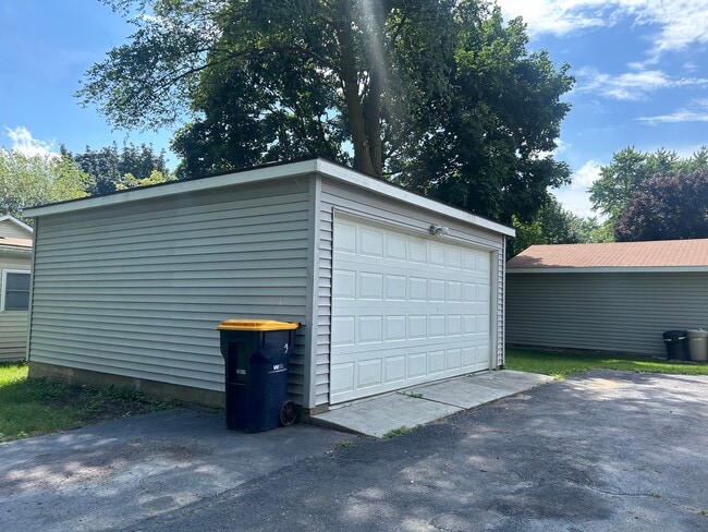 Building Photo - 10073 W Crissy Ave