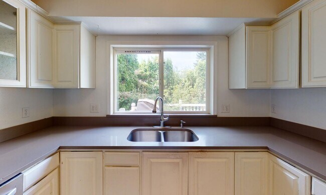 Foto del edificio - Room in 6 Bedroom Home at 3713 SE 153rd Ave