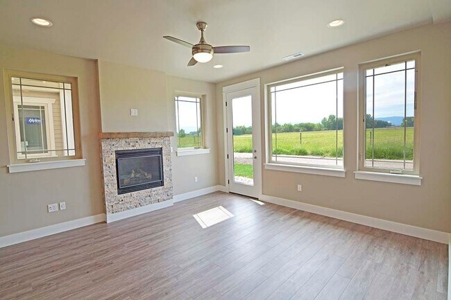 Foto del edificio - Luxury Four Bedroom with Farmland Views