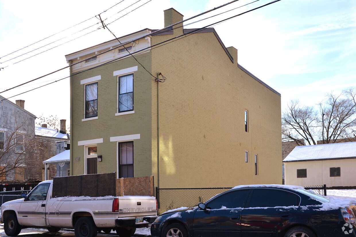 Building Photo - 837 York St