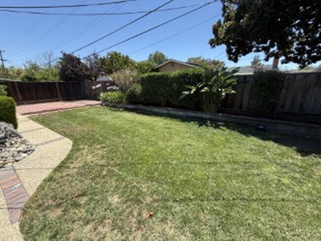 Foto del edificio - Single level 4 Bedroom home Near Downtown Campbell...pets ok and available now!