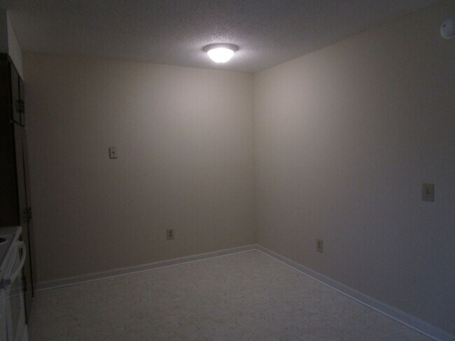 Building Photo - 2 Bedroom, 2 Bath - Water Included