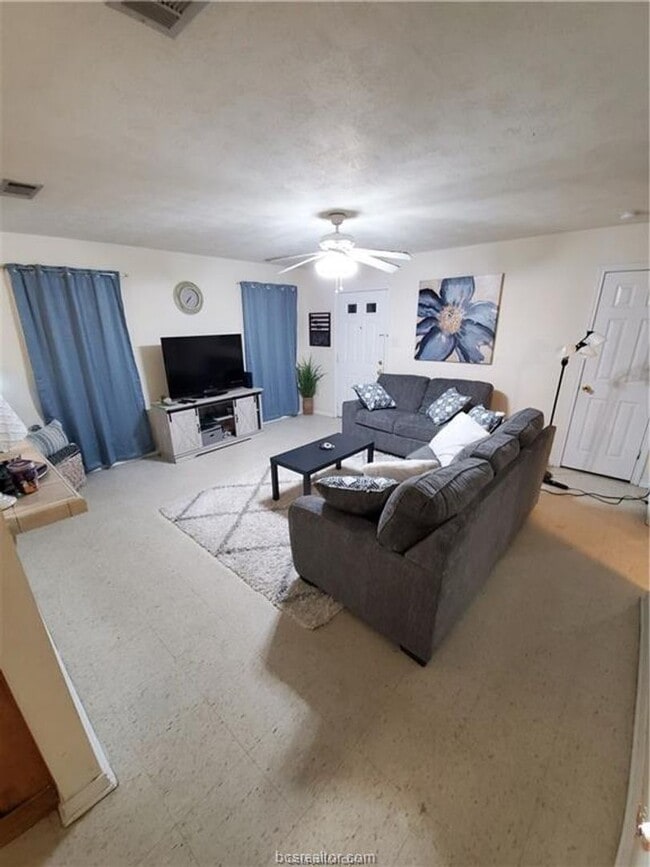 Building Photo - College Station - 3 bedroom /3 bath HOUSE Near TAMU!