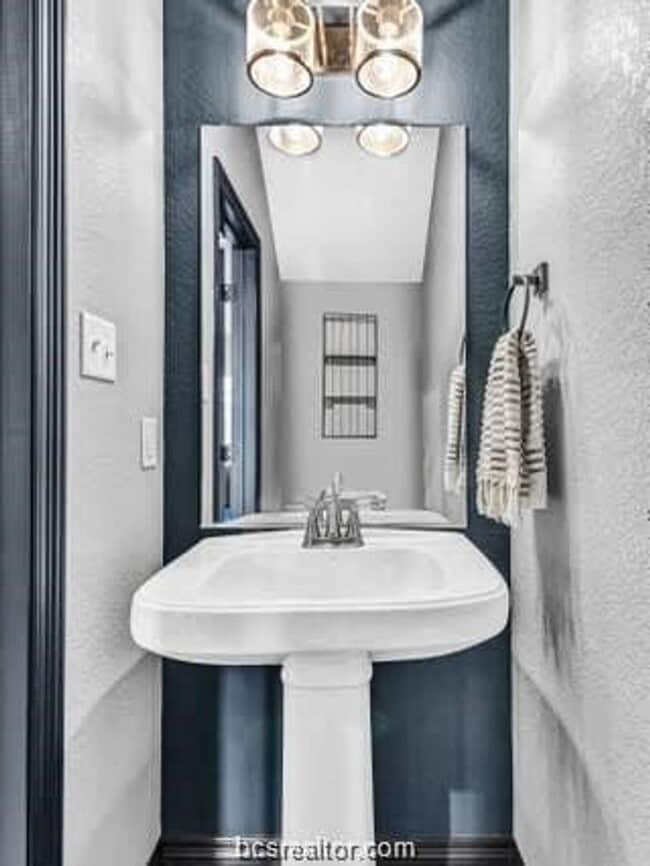 Building Photo - 1451 Associates Ave