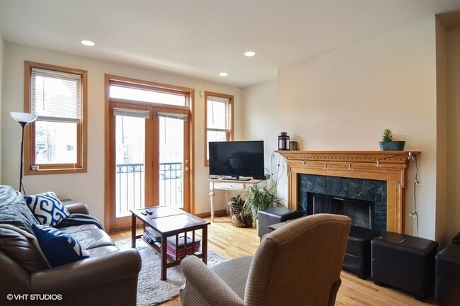 Building Photo - 3117 N Damen Ave