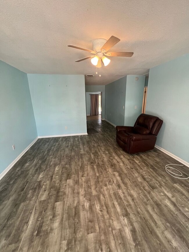 Building Photo - 3/1.5 Duplex in Fisherman's Haven