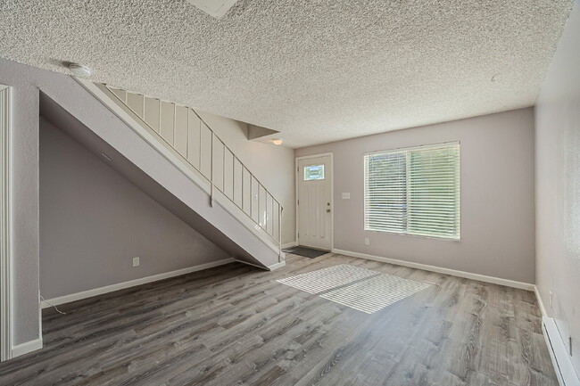 Building Photo - Available immediately, updated townhouse i...