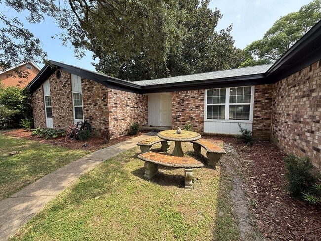 Building Photo - 420 Dolphin St
