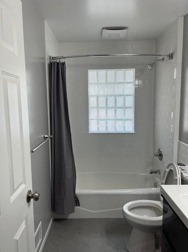 Bath - 1315 Orchard Ave