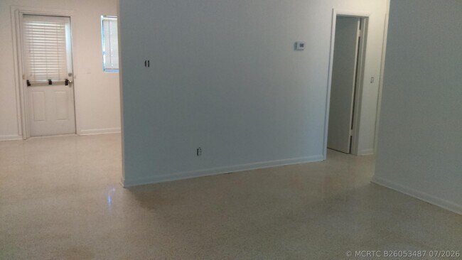 Foto del edificio - 828 Prosperity Farms Rd