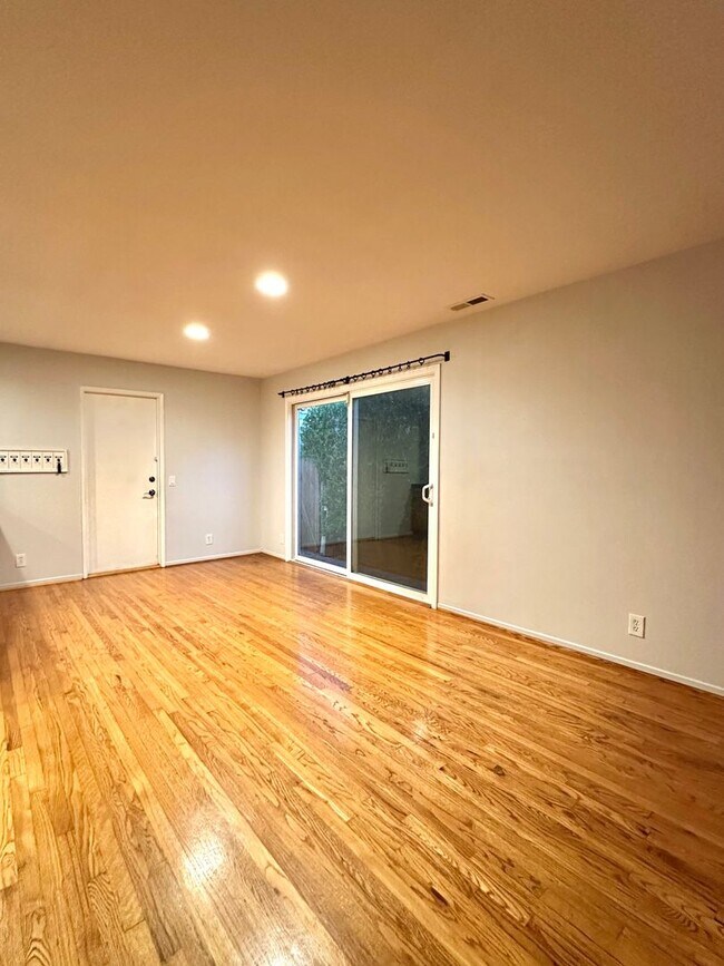 Foto del edificio - Beautifully updated 4 bedroom home in Gole...