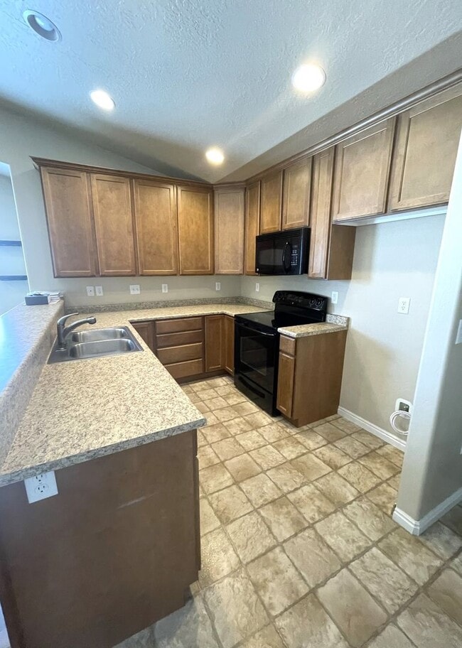 Building Photo - Pet Friendly Condo! 2 Bed 1 Bath for Rent ...