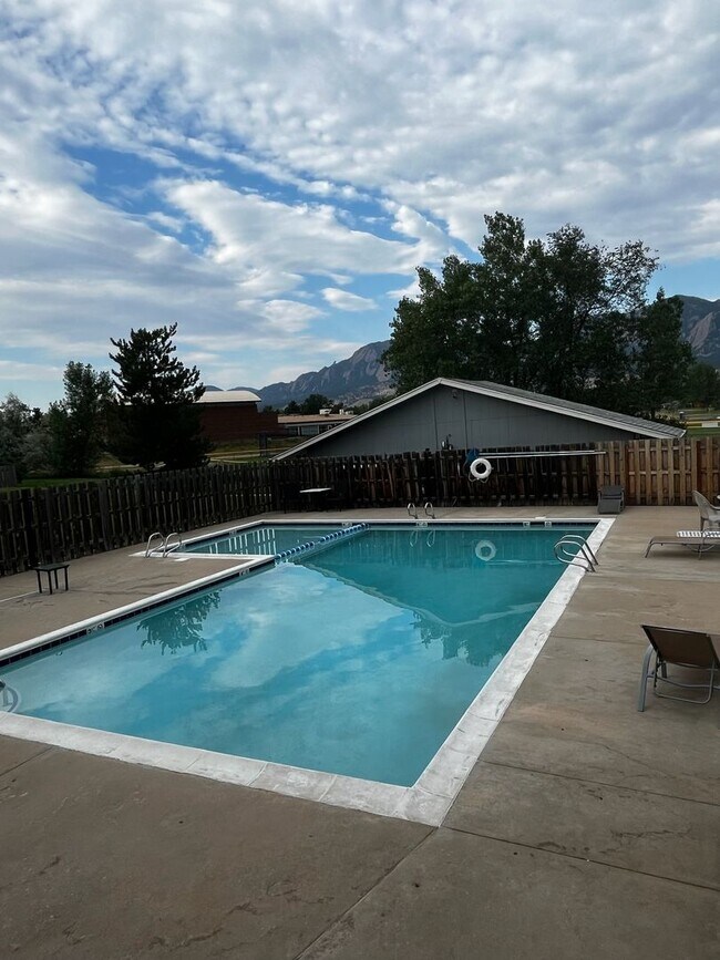 Foto del edificio - Fall 2026 Pre-Leasing!! Beautifully Renovated 3bed / 2bath in PRIME Boulder location with POOL !!!