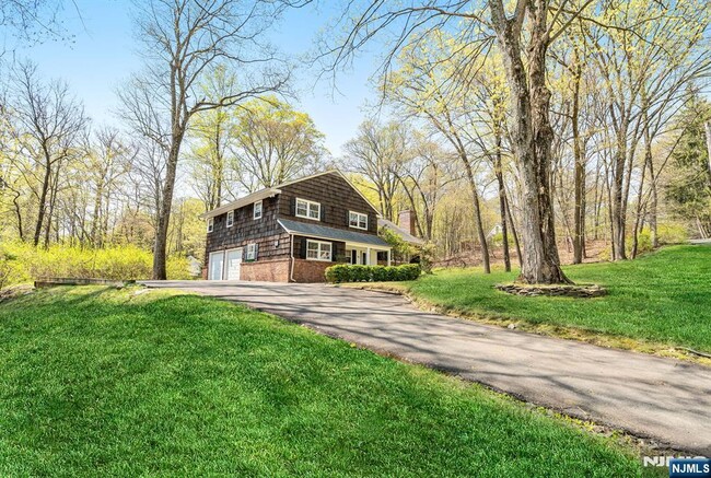 Building Photo - 16 Barnfield Ct