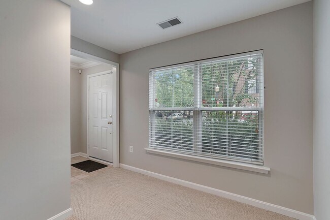 Foto del edificio - COMING SOON - Great 4 level end unit TH in...
