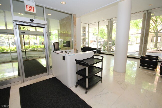 Building Photo - 1 br, 1 bath Condo - 5757 N Sheridan Rd Ap...
