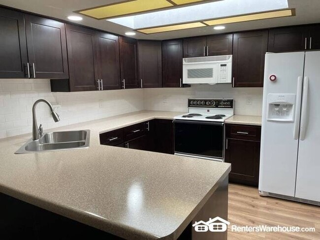 Building Photo - Ideal 2 Br 2 Ba 2 Cg Townhome with Community Pool Near Union Hills and the 51