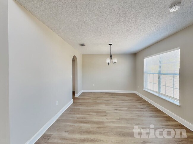 Building Photo - 13561 Linden Dr