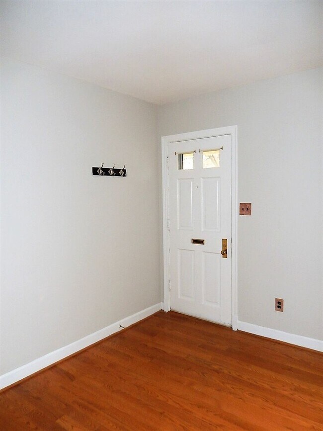 Foto del edificio - Charming 1 Bed 1 Bath Townhome Style Condo In Historic Arlington Village