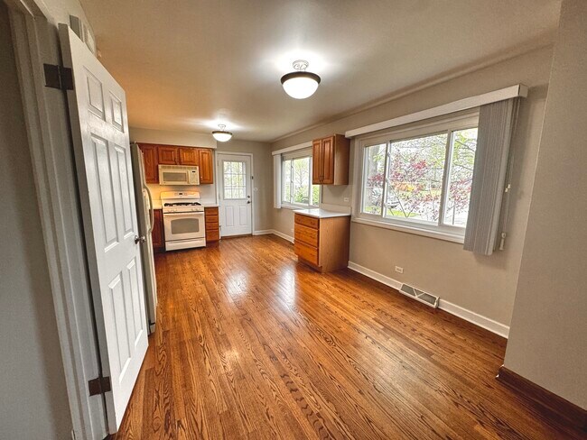 Building Photo - 1049 S Norbury Ave
