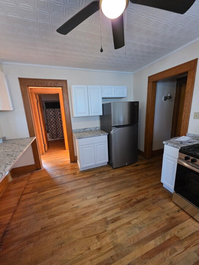 Gabinetes nuevos, refrigerador y estufa de acero inoxidable. - 144 Forest Hill Dr