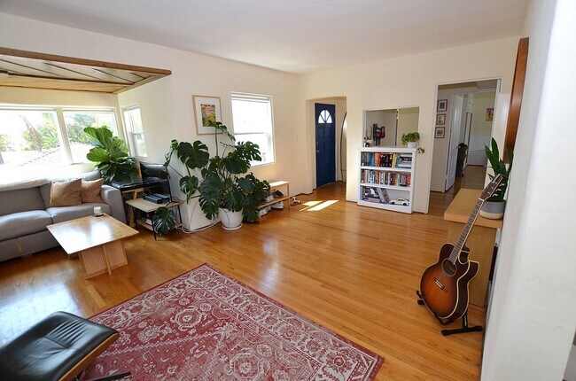 Foto del edificio - 2 Bedroom/1 Bath Unfurnished Back house 2nd floor