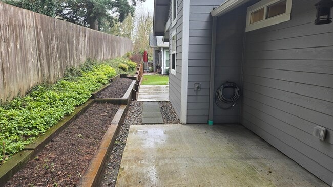 Building Photo - 418 N 4th Ave SW