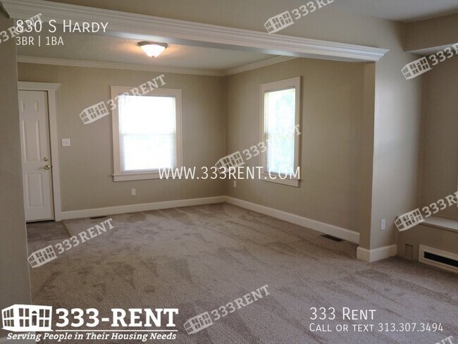 Building Photo - Lovely 3 bed 1 bath with spacious back deck!