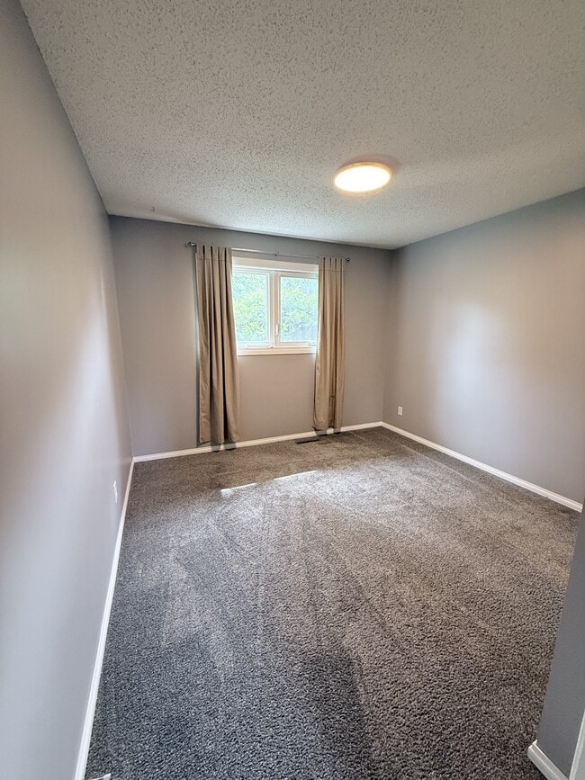 Building Photo - 242 Carleton Dr